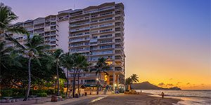 Iconic Condo Ocean Front Waikiki Shore